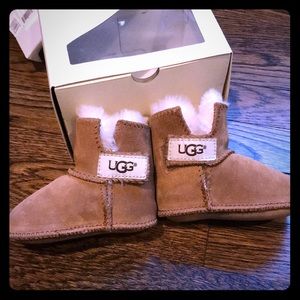 Erin UGG boots size Small